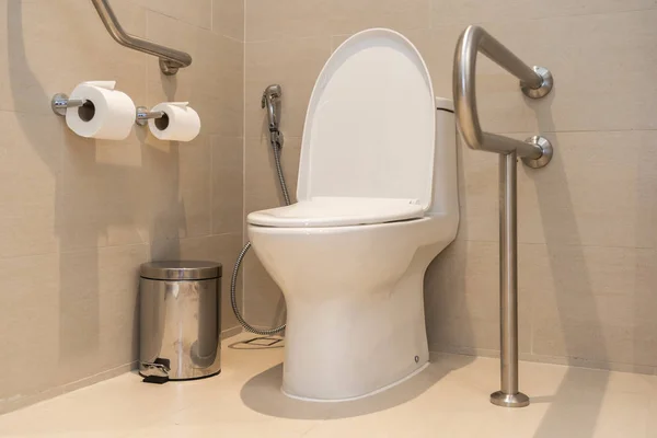 Witte WC-kom en stoel decoratie in de badkamer — Stockfoto