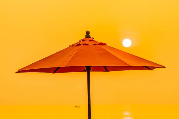 Belo nascer do sol com guarda-chuva e cadeira de banho ao ar livre — Fotografia de Stock