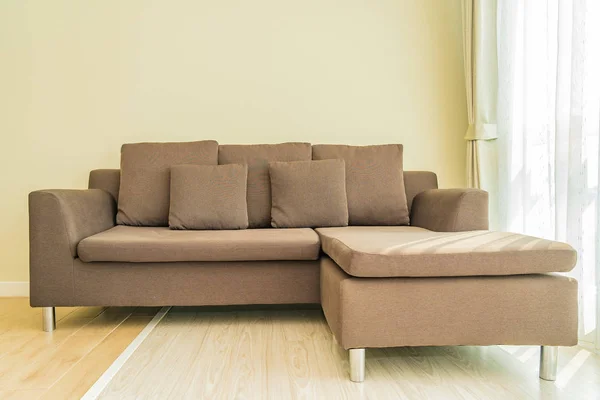 Travesseiro no sofá decoração interior da sala de estar — Fotografia de Stock