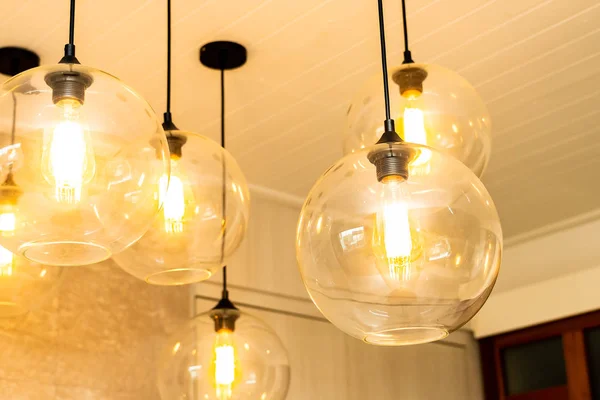 美しい豪華な電気天井ライトランプ装飾インテリア — ストック写真