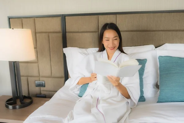 Porträt schöne junge asiatische Frauen mit Kaffeetasse und Buch über — Stockfoto