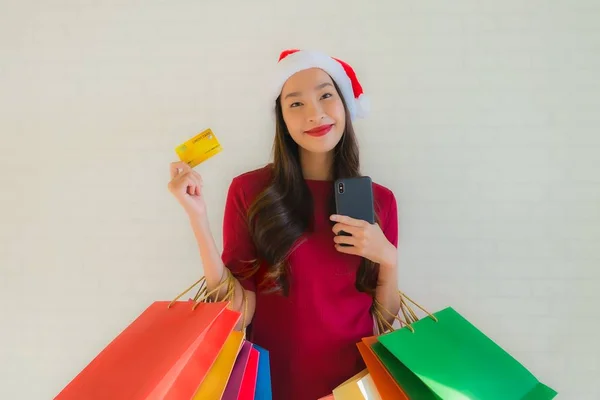 Portret mooie jonge aziatische vrouwen dragen kerstmis santa hoed wi — Stockfoto