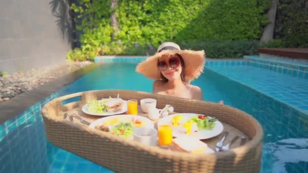 ホテルのプールでリラックスした美しいアジアの女性の映像 — ストック動画