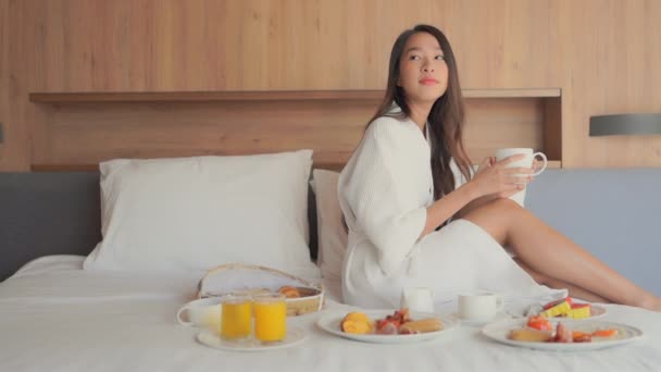 Imagens Jovem Mulher Asiática Cama Com Café Manhã Interior Quarto — Vídeo de Stock