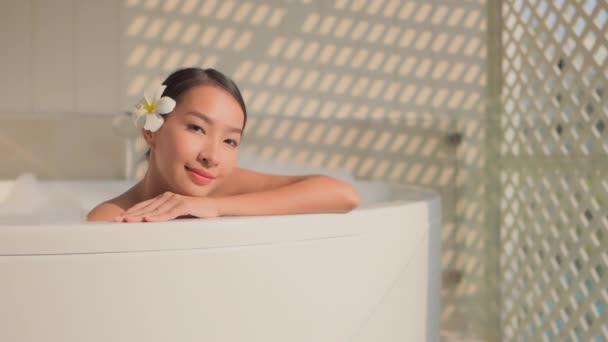 Bilder Vacker Asiatisk Kvinna Som Badar Hemma — Stockvideo