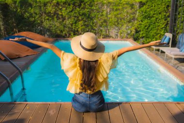 Asyalı genç bir kadının portresi mutlu bir gülümseme açık havada yüzmek