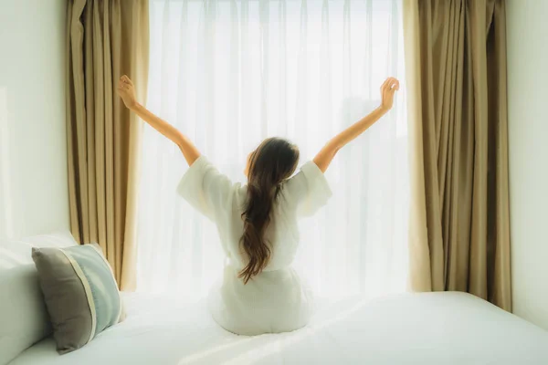 Jong aziatische vrouw gelukkig glimlach ontspannen op bed in slaapkamer — Stockfoto