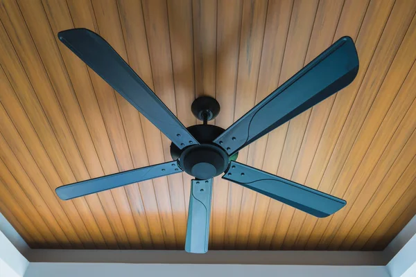 Soffitto elettrico decorazione ventilatore interno della stanza — Foto Stock