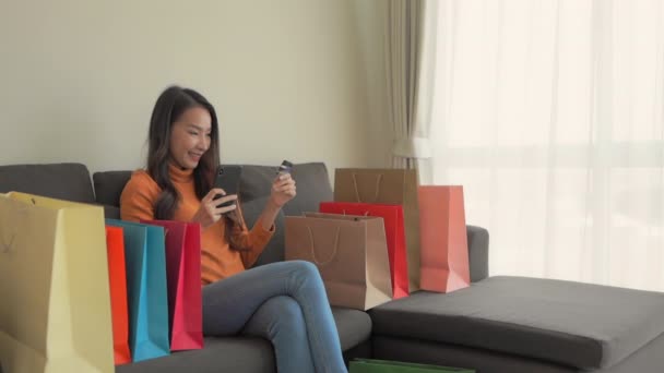 Beeldmateriaal Van Mooie Aziatische Vrouw Het Maken Van Shopping Thuis — Stockvideo