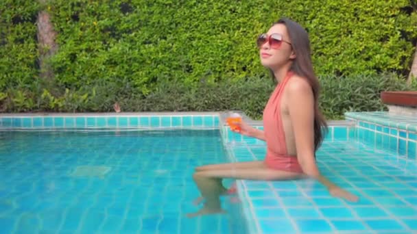 Footage Beautiful Asian Woman Relaxing Pool Hotel — Stock Video