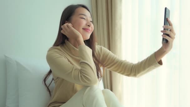 Imagens Bela Mulher Asiática Usando Smartphone Casa — Vídeo de Stock