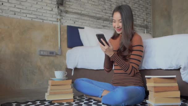 Filmato Bella Donna Asiatica Utilizzando Smartphone Casa — Video Stock