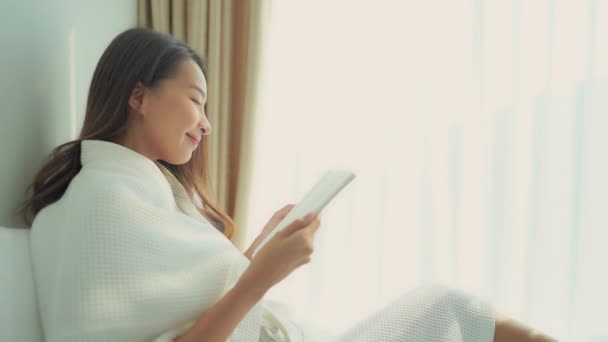 Material Archivo Hermosa Mujer Asiática Leyendo Libro Casa — Vídeo de stock