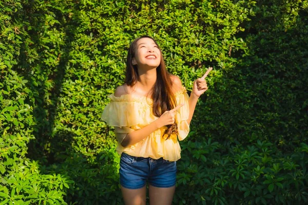 Retrato jovem asiático mulher feliz sorriso relaxar ao redor ao ar livre natu — Fotografia de Stock