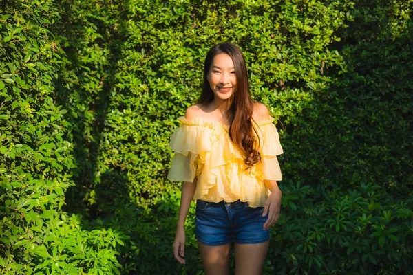 Retrato jovem asiático mulher feliz sorriso relaxar ao redor ao ar livre natu — Fotografia de Stock