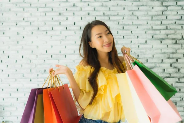 Retrato joven mujer asiática sosteniendo colorido bolso de compras — Foto de Stock