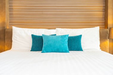 Yatak dekorasyonunda beyaz rahat yastık.