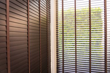 Odanın perde dekorasyonunu kapatır