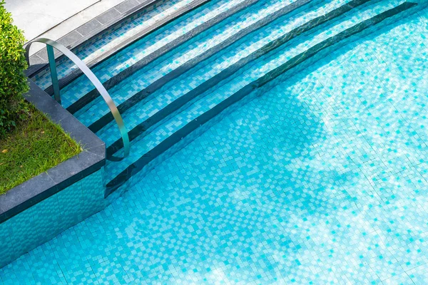 Dinlenmek için açık yüzme havuzu