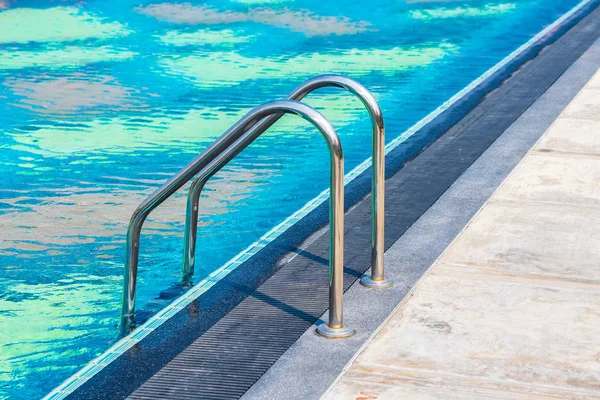 Escalera alrededor de la piscina al aire libre en el complejo hotelero —  Fotos de Stock