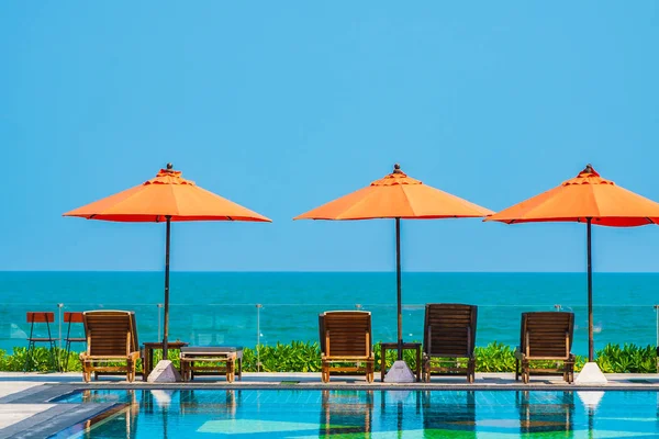 Umbrella and chair around outdoor swimming pool neary sea in hot — 스톡 사진