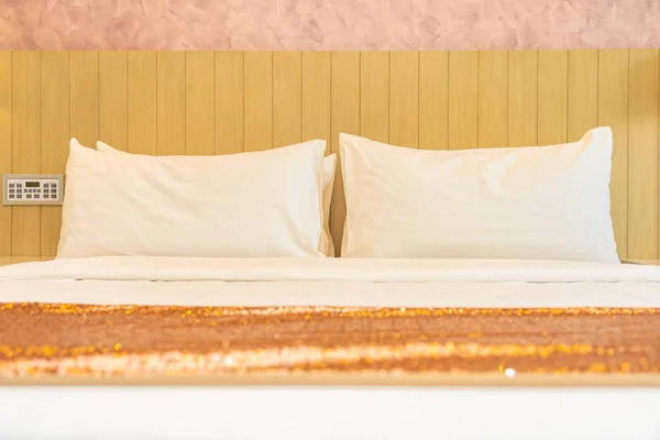 Kudde på sängen dekoration interiör av sovrum interiör — Stockfoto