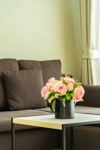 用枕头和沙发装饰桌子上的花朵 — 图库照片