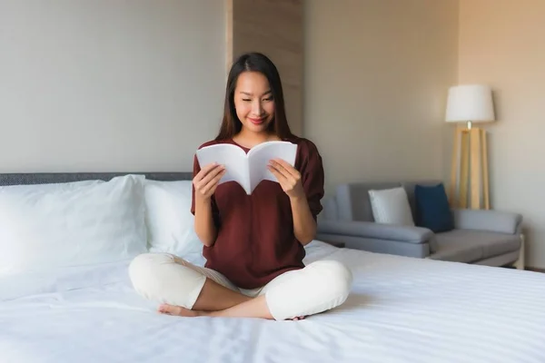 Retrato hermosa joven asiático mujeres leyendo libro en la cama — Foto de Stock