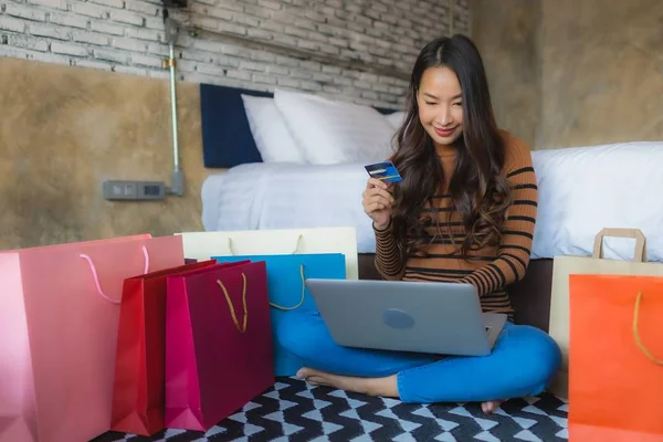 Junge Asiatin mit Smartphone und Laptop — Stockfoto