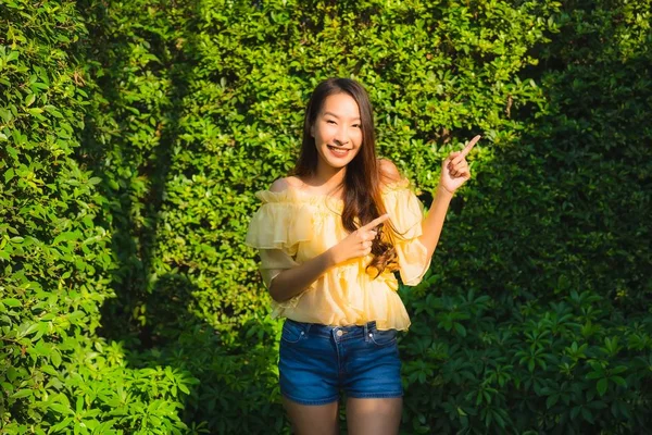 Portrét mladá asijská žena šťastný úsměv relax kolem venkovní natu — Stock fotografie