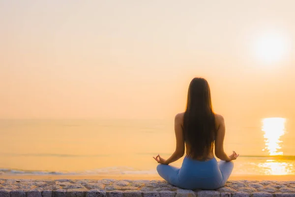 Portré fiatal ázsiai nő csinál meditáció körül tenger tengerpart óceán — Stock Fotó