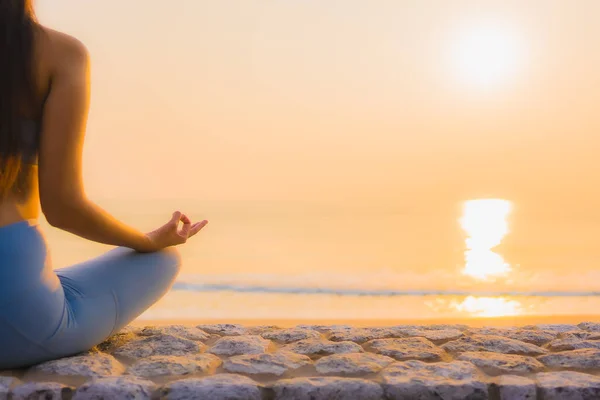 Retrato joven asiático mujer hacer meditación alrededor de mar playa océano —  Fotos de Stock