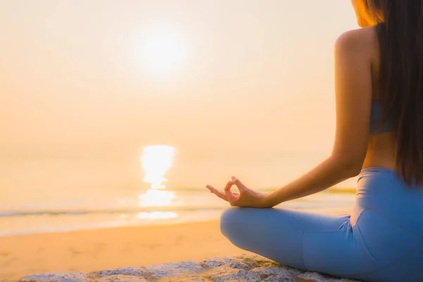 Retrato joven asiático mujer hacer meditación alrededor de mar playa océano —  Fotos de Stock