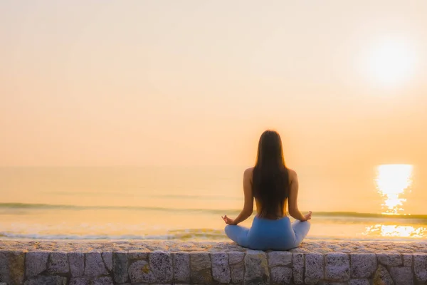 Portret młoda azjatycka kobieta robi medytację wokół morza ocean plaży — Zdjęcie stockowe