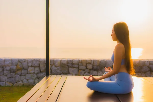 Portrait young asian woman do meditation around sea beach ocean — Stock Photo, Image