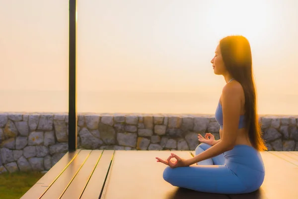 Retrato joven asiático mujer hacer meditación alrededor de mar playa océano —  Fotos de Stock