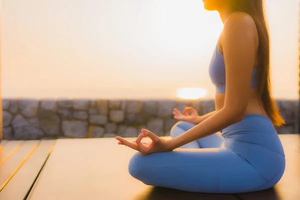 Retrato joven asiático mujer hacer meditación alrededor de mar playa océano —  Fotos de Stock