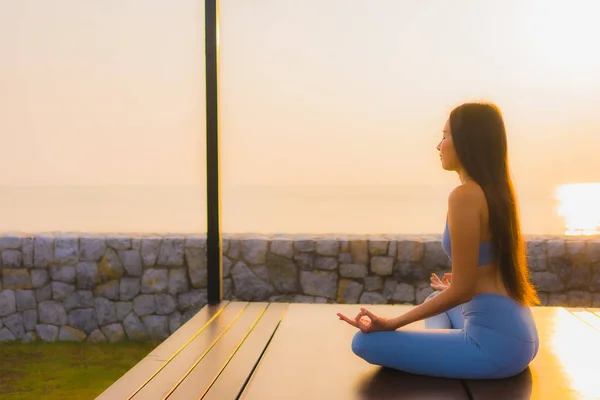 Retrato joven asiático mujer hacer meditación alrededor de mar playa océano —  Fotos de Stock