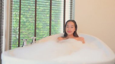 Güzel Asyalı kadının evde banyo yaptığı görüntüler.
