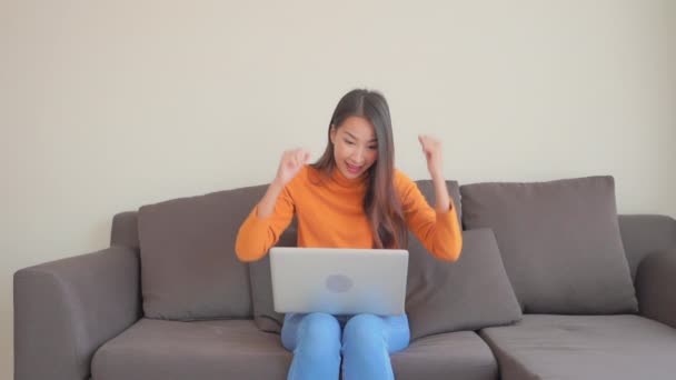 Bilder Asiatisk Kvinna Som Arbetar Med Bärbar Dator Hemma — Stockvideo