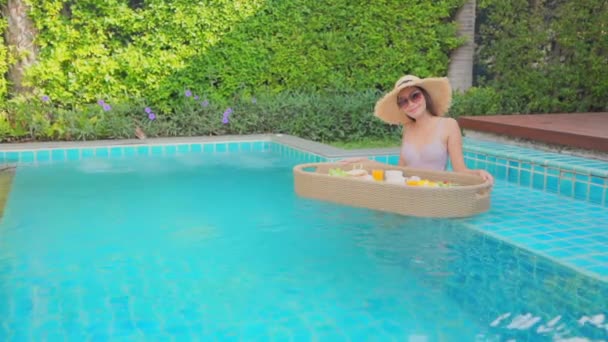 Footage Beautiful Asian Woman Relaxing Pool Hotel — Stock Video