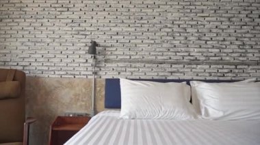 Oteldeki lüks mobilyalı yatak odasının görüntüleri.