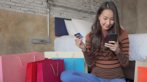 亚洲美女在家进行网上购物的镜头 — 图库视频影像