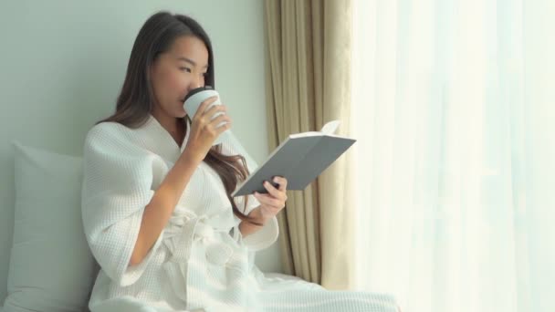 Beeldmateriaal Van Mooie Aziatische Vrouw Lezen Boek Thuis — Stockvideo