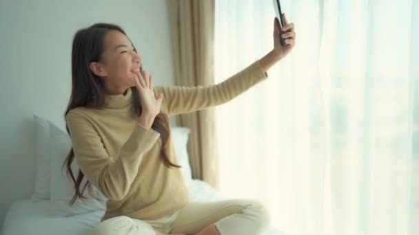 Zdjęcia Pięknej Azjatyckiej Kobiety Pomocą Smartfona Domu — Wideo stockowe