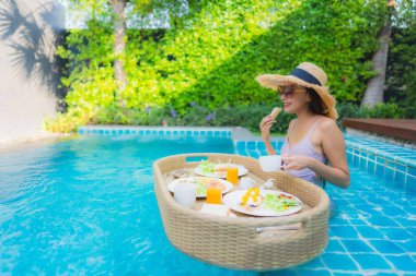 Asyalı genç bir kadının portresi. Mutlu bir gülümseme.