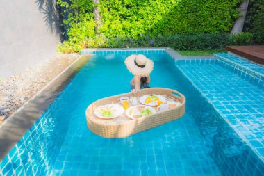 Asyalı genç bir kadının portresi. Mutlu bir gülümseme.