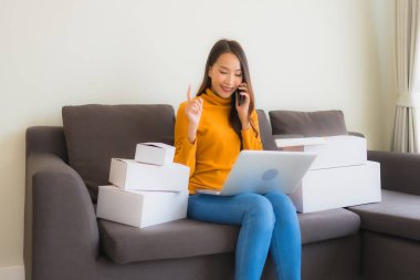 Genç Asyalı kadının portresi P ile çalışmak için dizüstü bilgisayar kullanıyor.