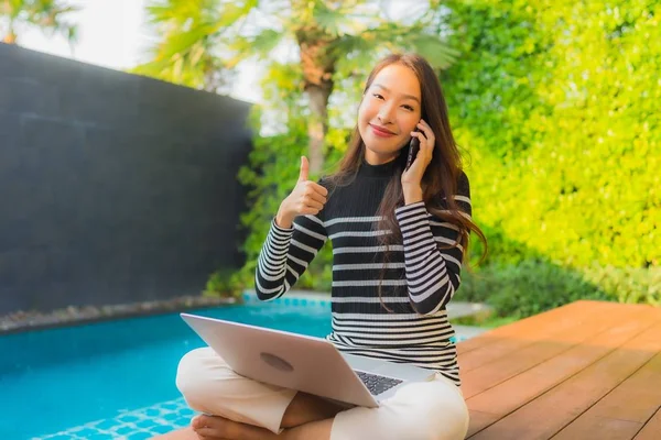 Portrait jeune femme asiatique en utilisant un ordinateur portable avec mobi intelligent — Photo