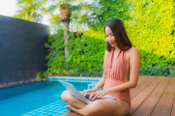 Retrato joven mujer asiática utilizando ordenador portátil alrededor de al aire libre — Foto de Stock